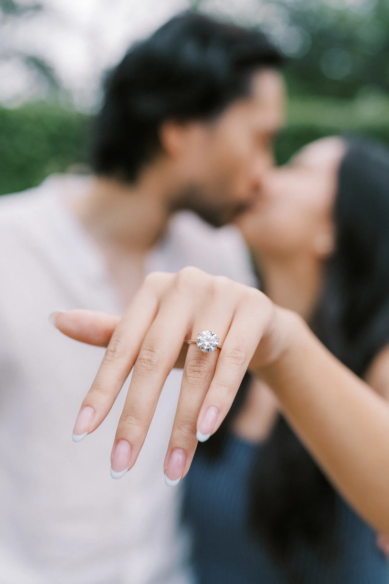Lisa and Steven kissing after the proposal